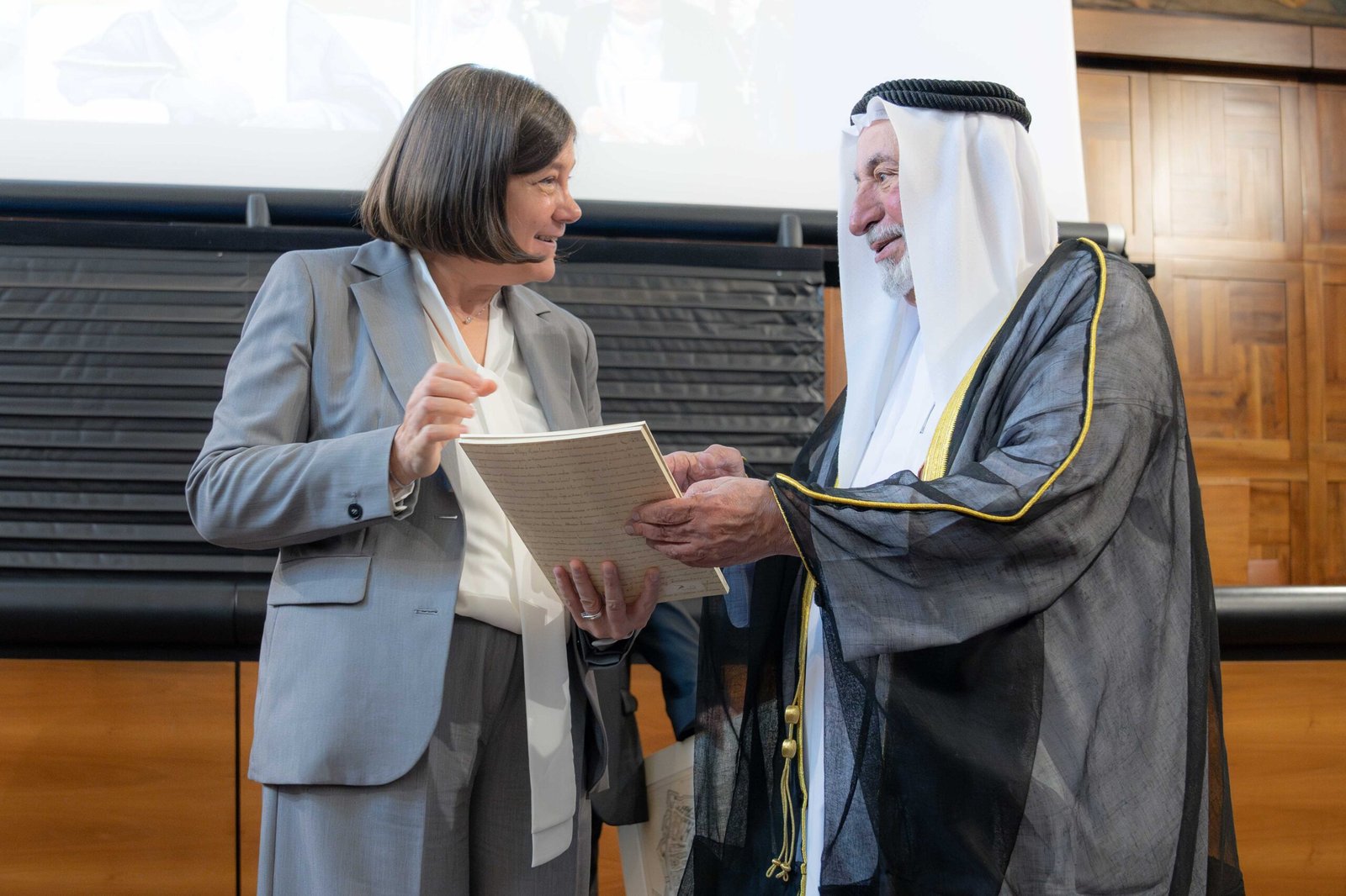 حاكم الشارقة يهدي جامعة القلب المقدس الكاثوليكية في ميلانو مخطوطاً تاريخياً نادراً